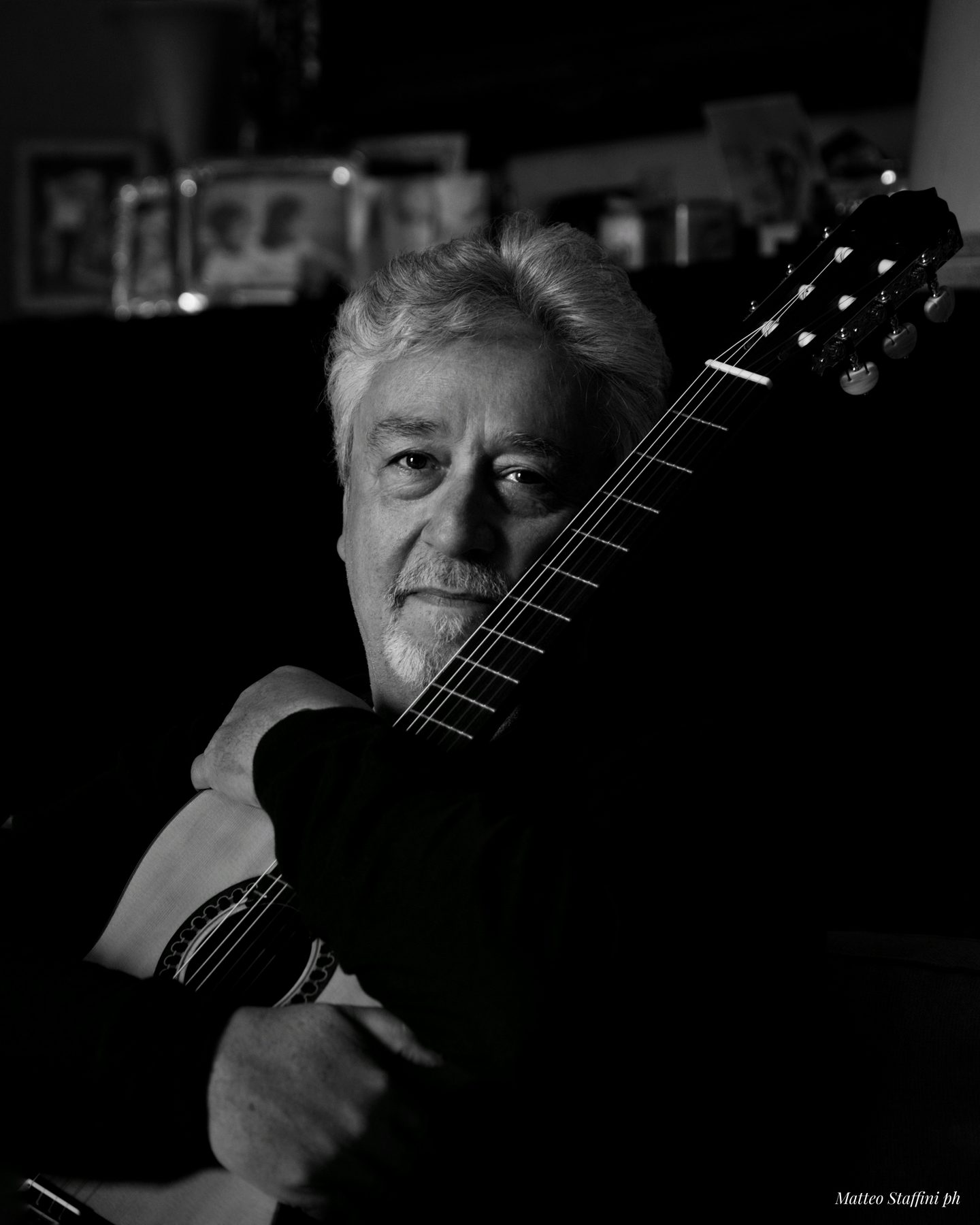Ritratto di Matteo Staffini con la chitarra